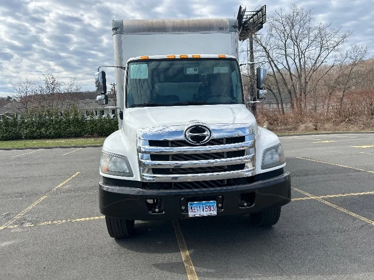2018 Hino 338 - image 2
