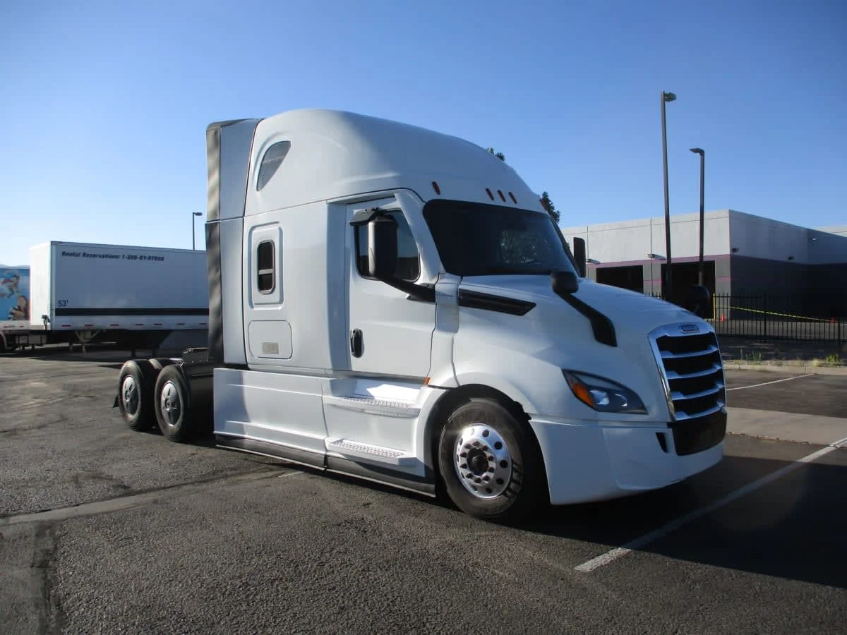 2022 Freightliner Cascadia in Phoenix, AZ — photo 3