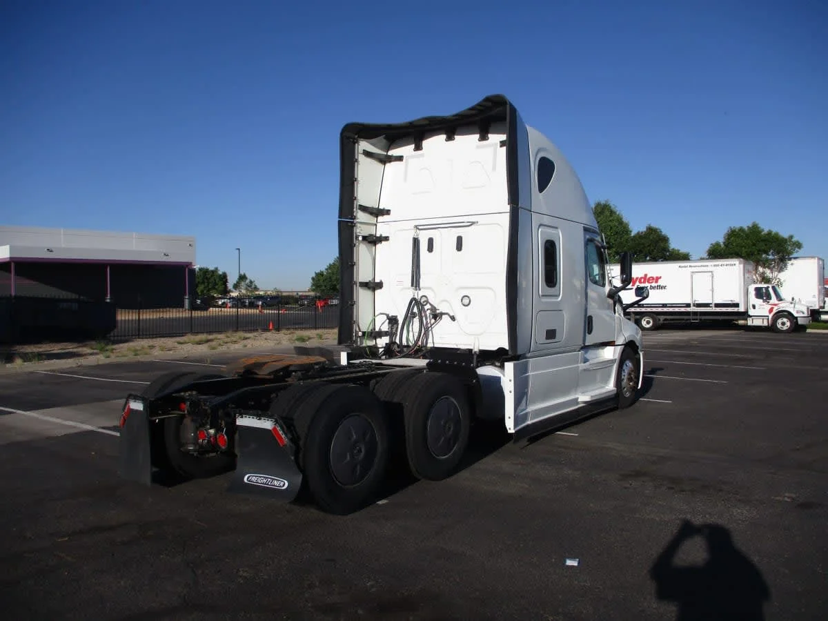 2022 Freightliner Cascadia in Phoenix, AZ — photo 4