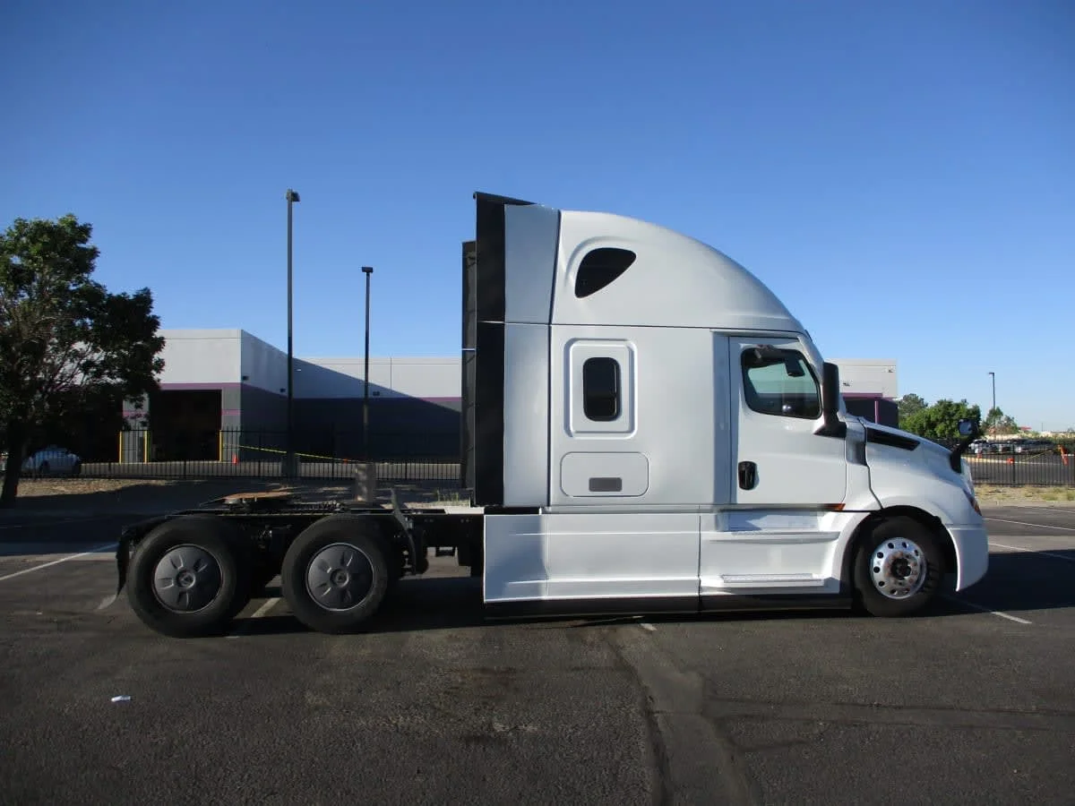 2022 Freightliner Cascadia in Phoenix, AZ — photo 15