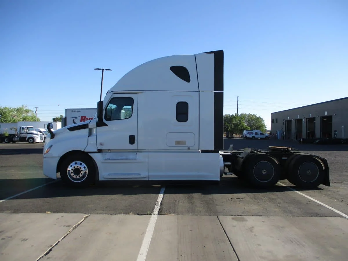 2022 Freightliner Cascadia in Phoenix, AZ — photo 16