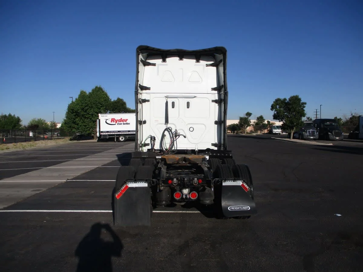 2022 Freightliner Cascadia in Phoenix, AZ — photo 5