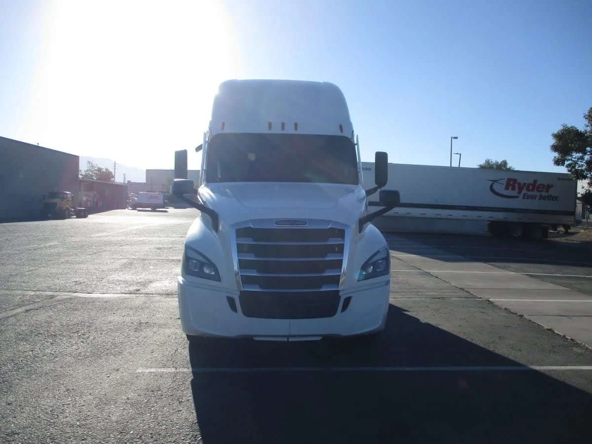 2022 Freightliner Cascadia in Phoenix, AZ — photo 2