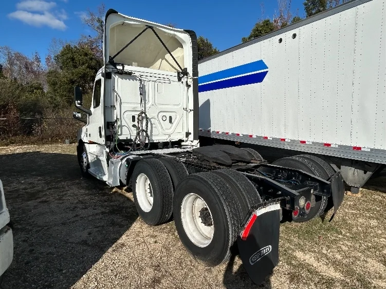 2020 Freightliner Cascadia - image 5