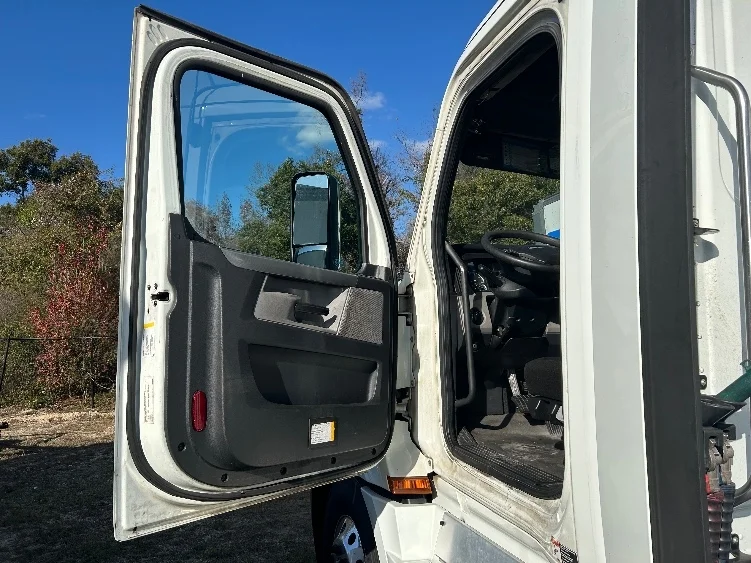 2020 Freightliner Cascadia - image 9