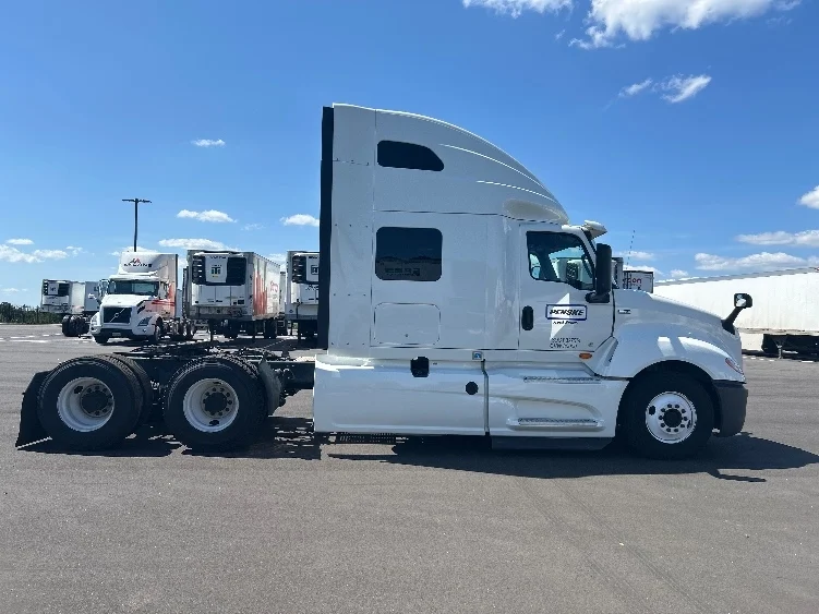 2019 International LT - image 8