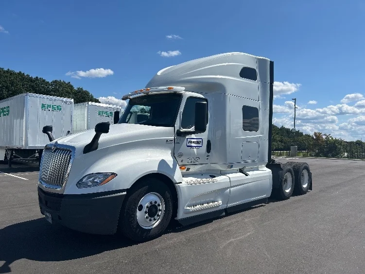 2019 International LT - image 3