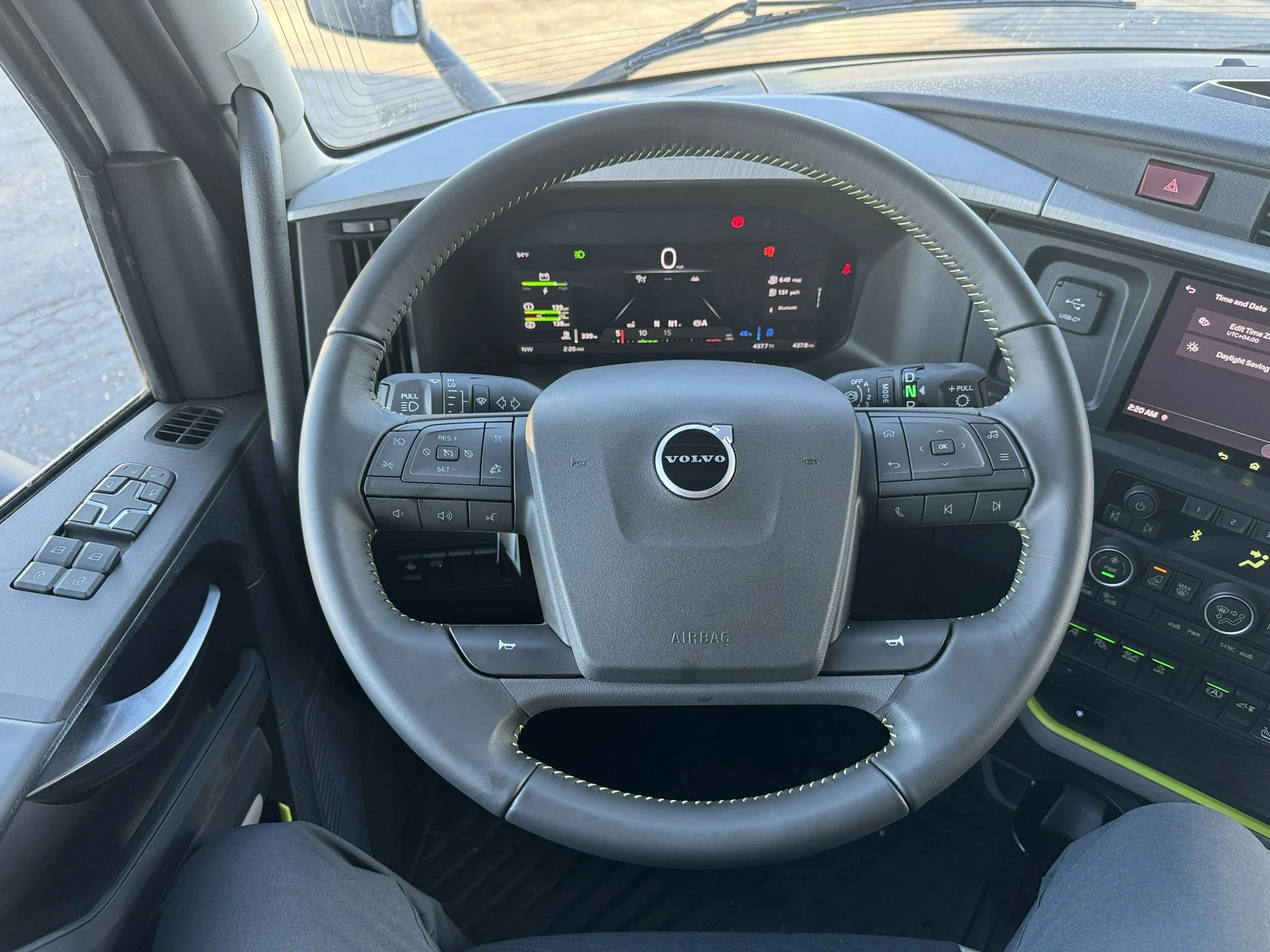 2026 Volvo VNL 860 - image 13