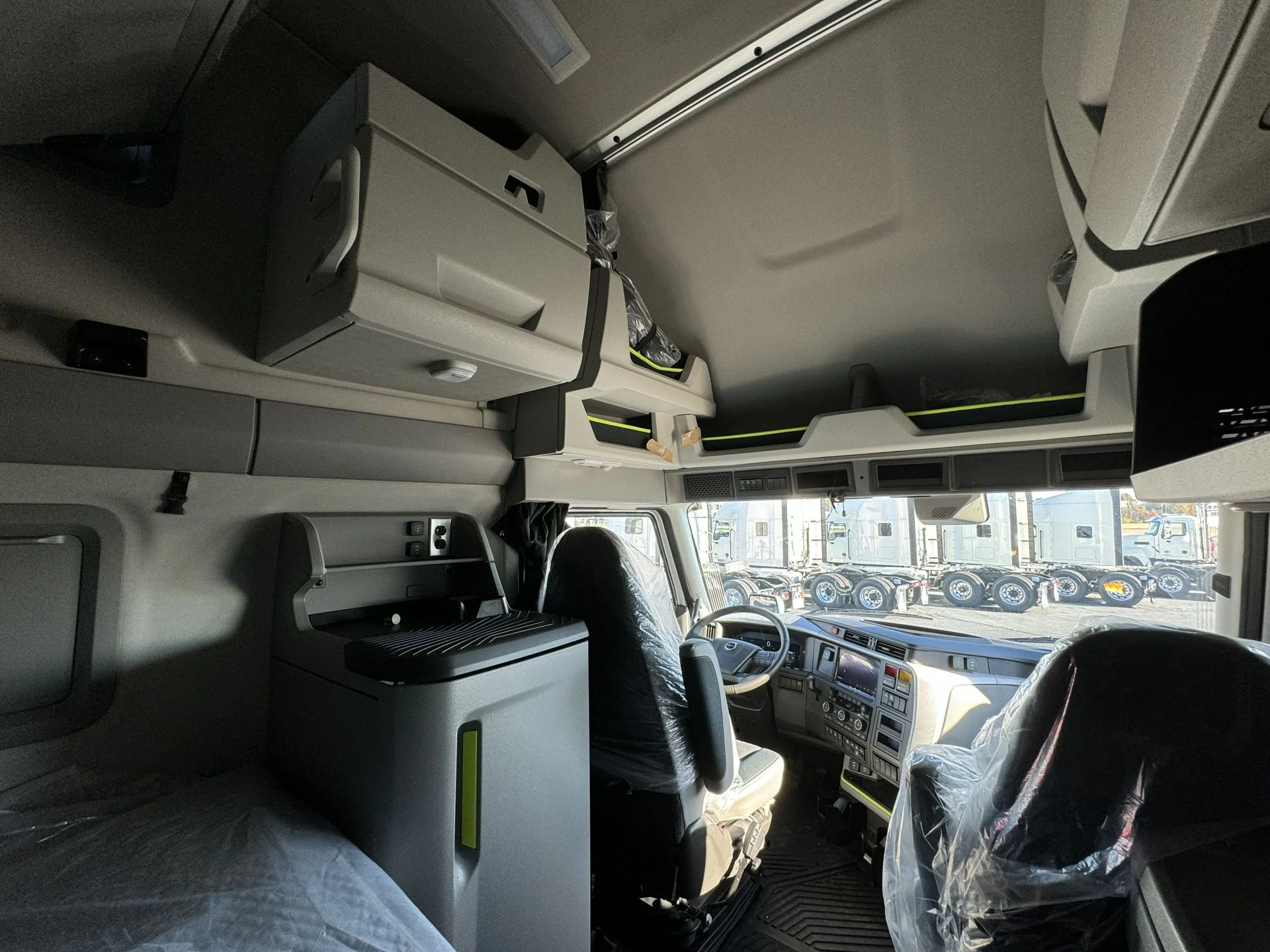 2026 Volvo VNL 860 - image 11