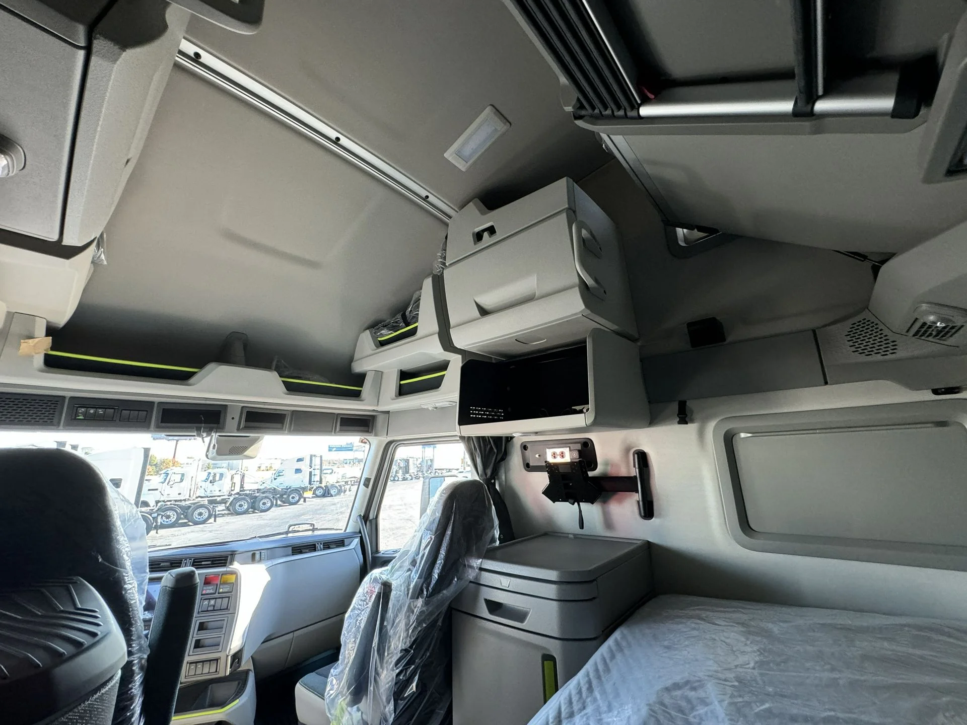 2026 Volvo VNL 860 - image 10