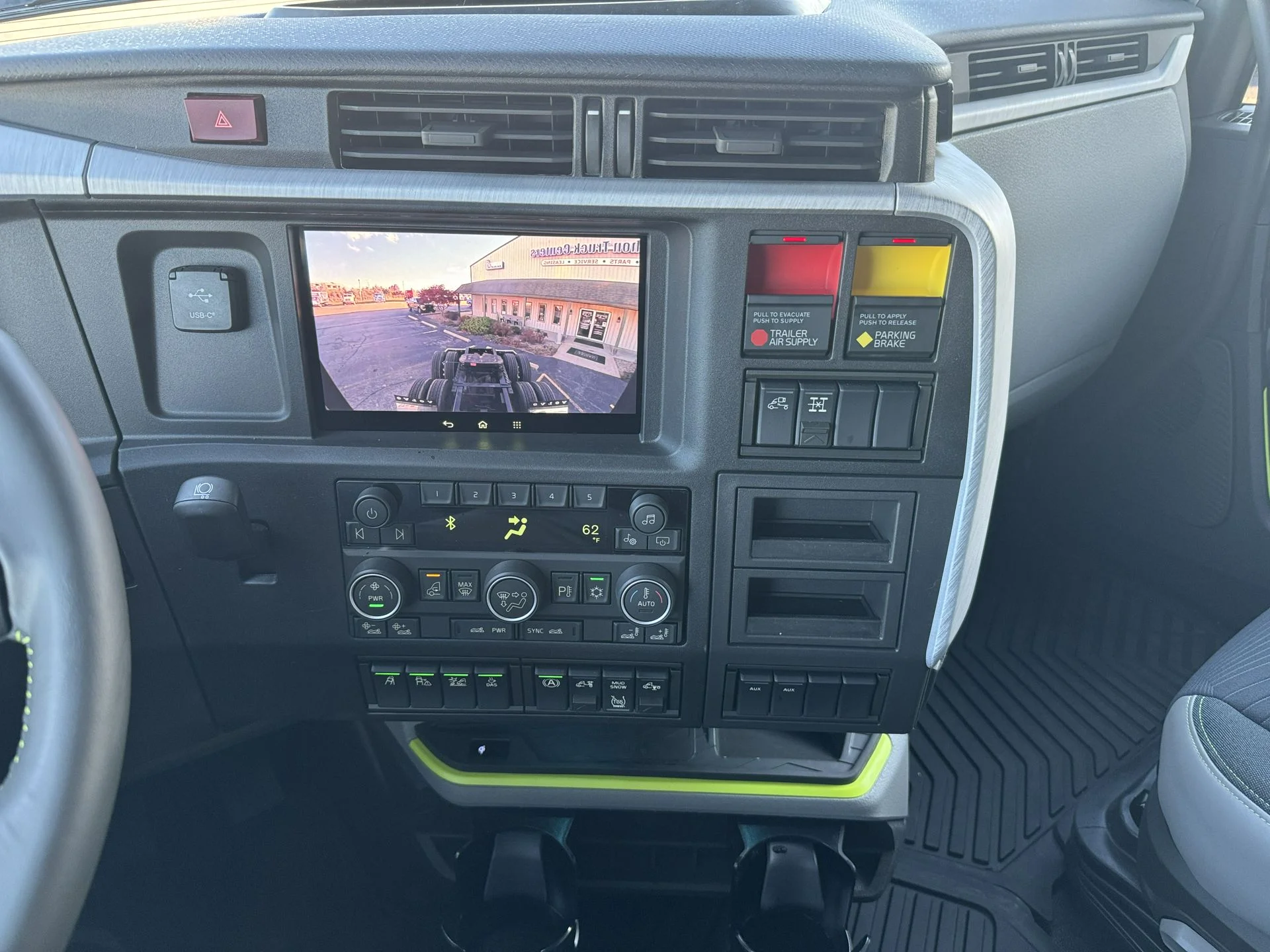 2026 Volvo VNL 860 - image 14