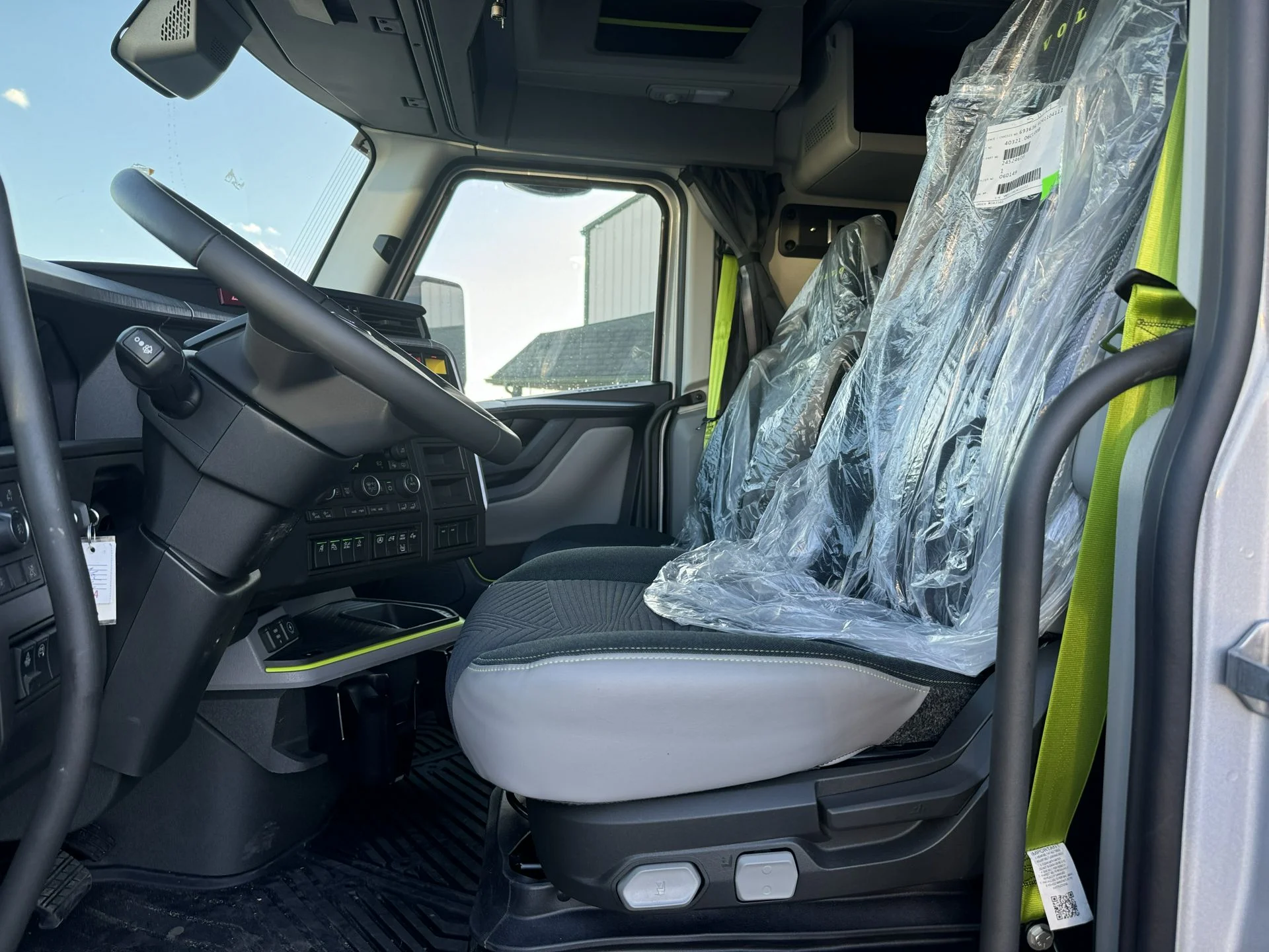 2026 Volvo VNL 860 - image 12