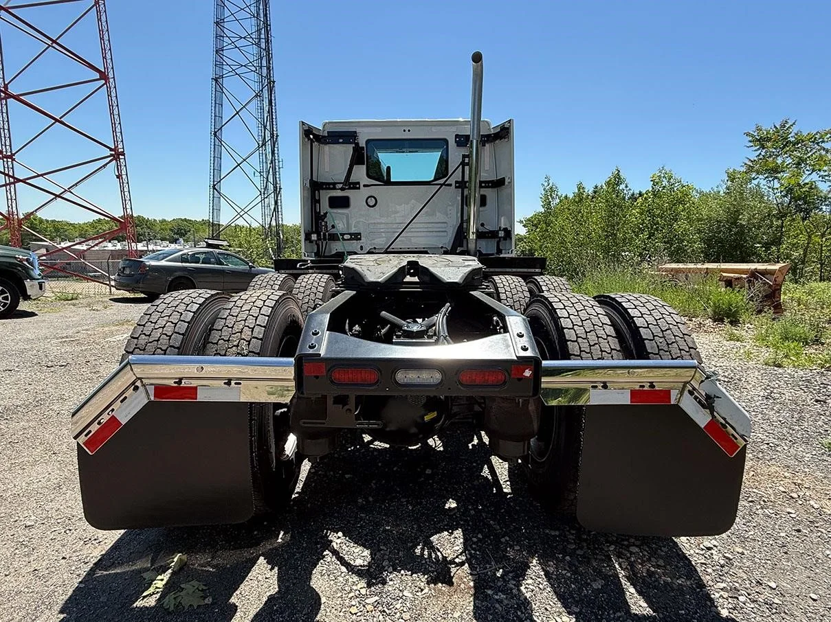 2025 Volvo VNL 300 in Worcester, MA — photo 5