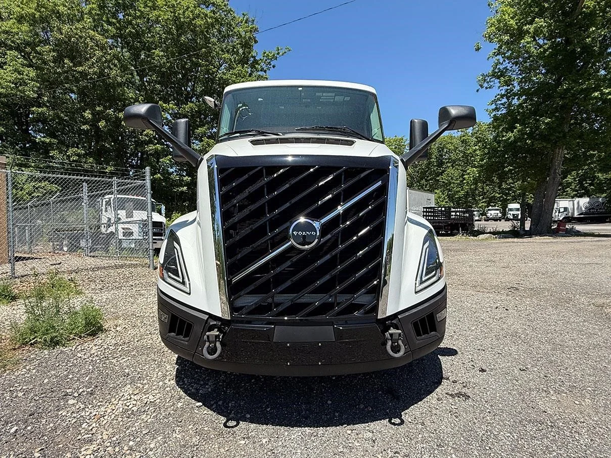 2025 Volvo VNL 300 in Worcester, MA — photo 2