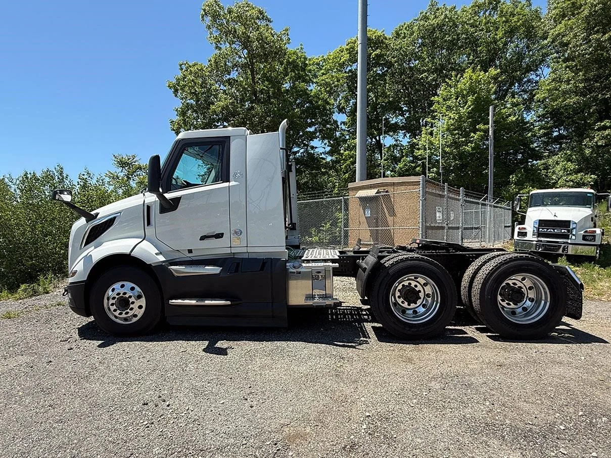 2025 Volvo VNL 300 in Worcester, MA — photo 4