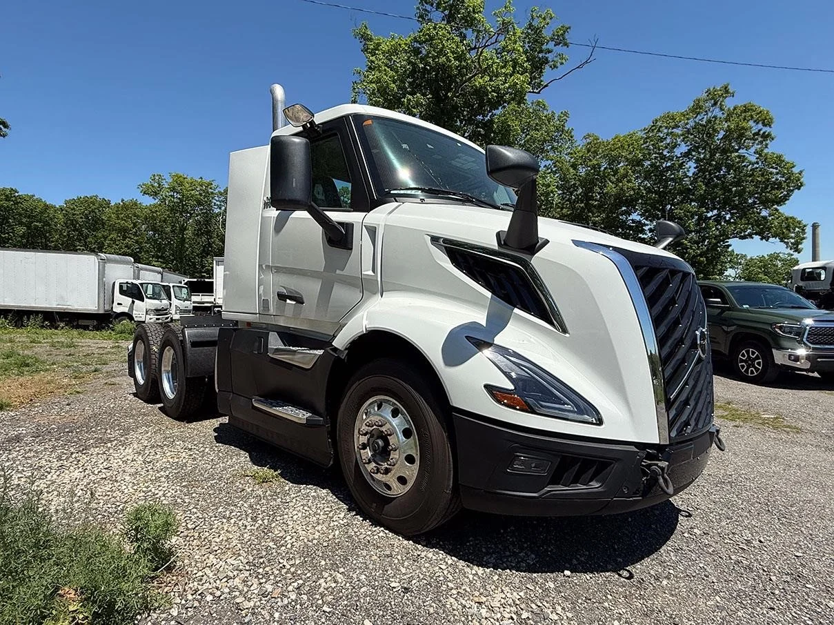2025 Volvo VNL 300 in Worcester, MA — photo 3