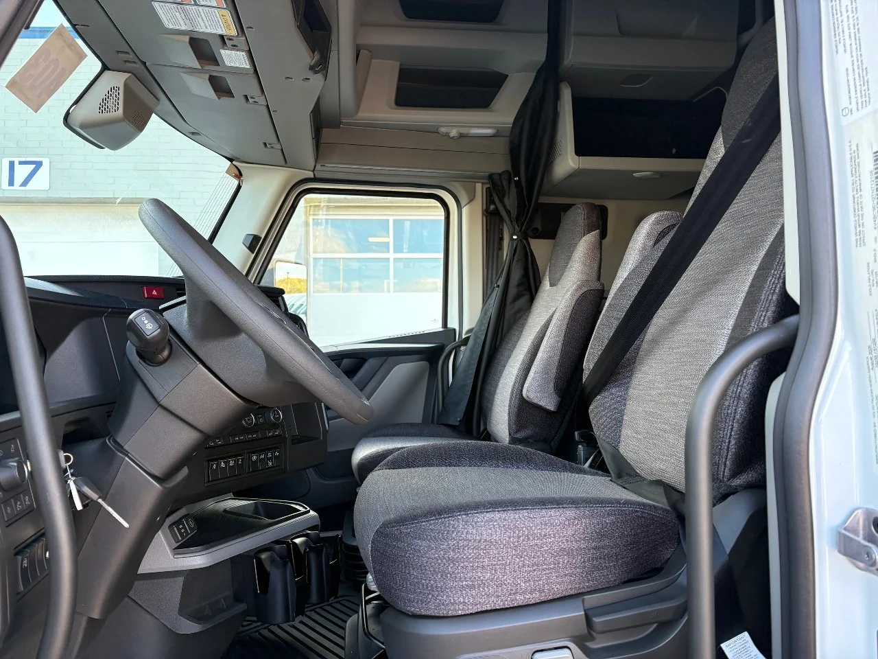 2026 Volvo VNL 860 in Des Plaines, IL — photo 2