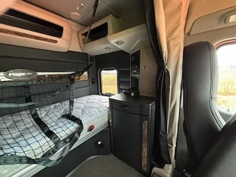 2025 Peterbilt 589 - image 14