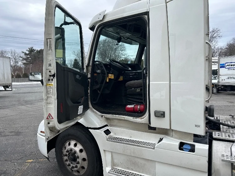 2020 Volvo VNR 640 - image 9