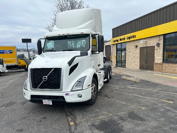 2020 Volvo VNR 640 - image 3