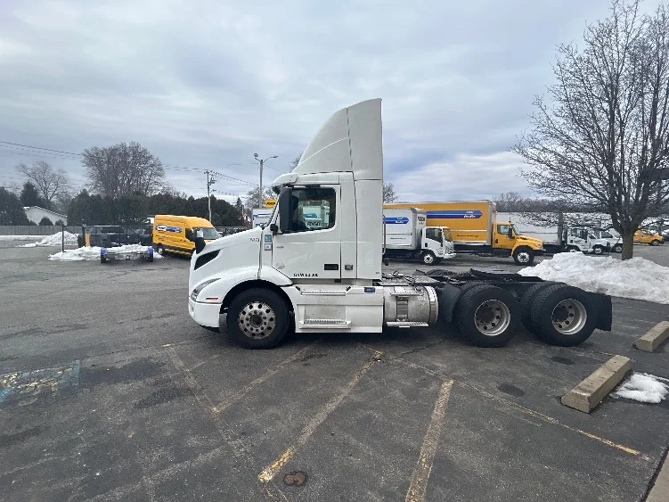 2020 Volvo VNR 640 - image 4