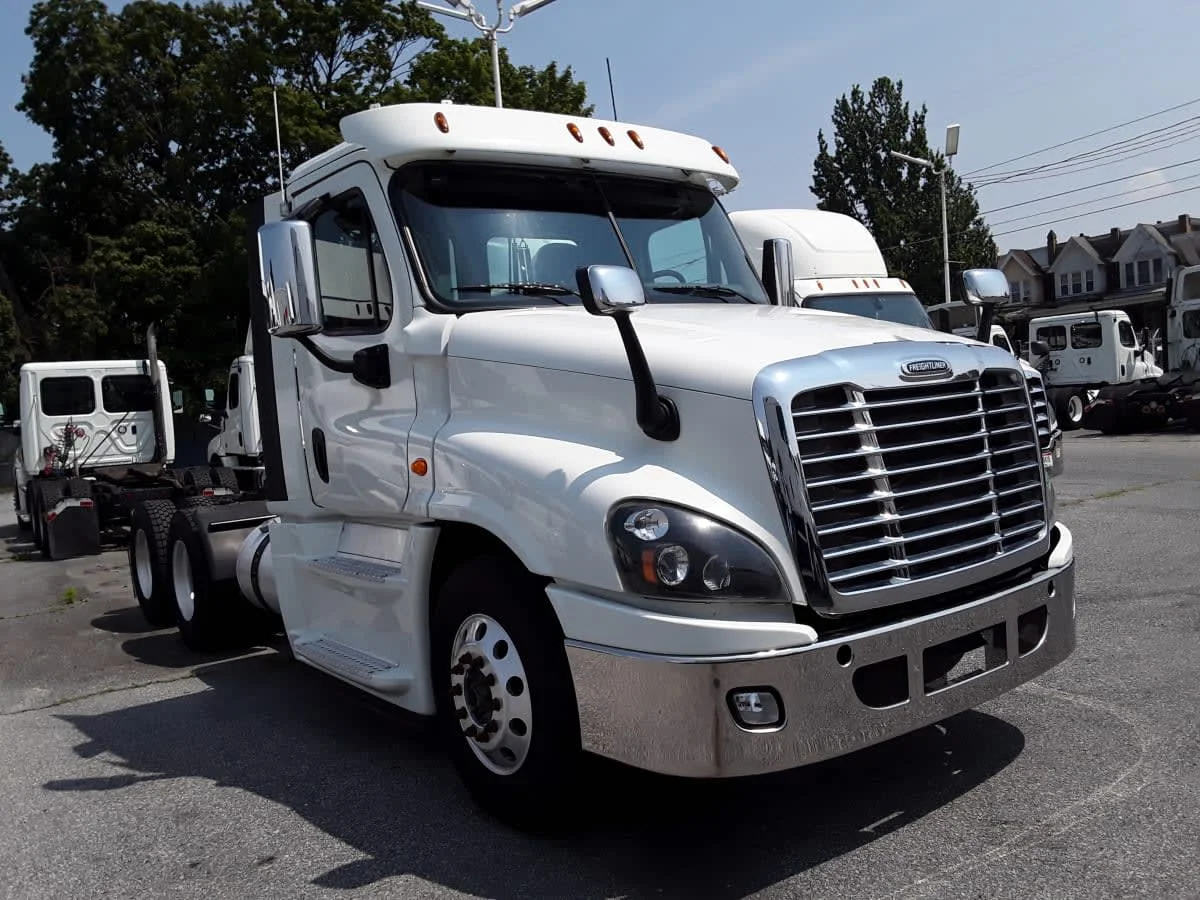 2018 Freightliner Cascadia - image 3
