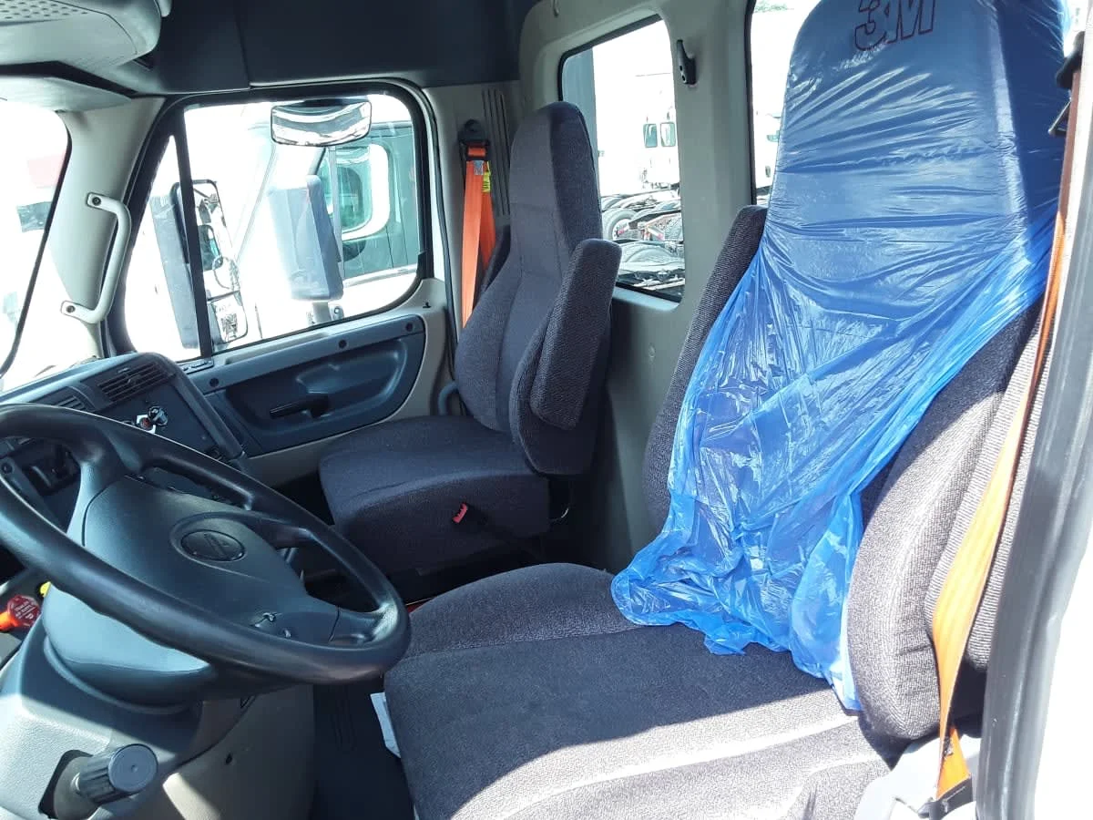 2018 Freightliner Cascadia - image 10