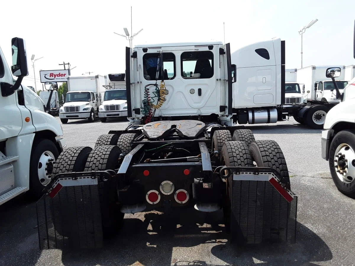 2018 Freightliner Cascadia - image 5