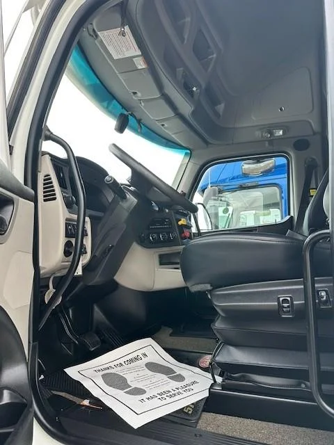 2024 Peterbilt 579 - image 3