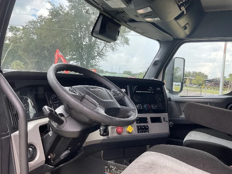 2022 Freightliner Cascadia - image 10