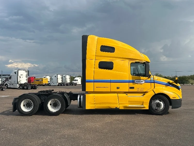 2022 Volvo VNL 760 in San Antonio, TX — photo 8