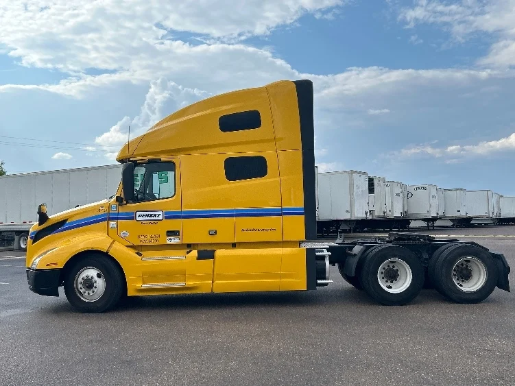 2022 Volvo VNL 760 in San Antonio, TX — photo 4