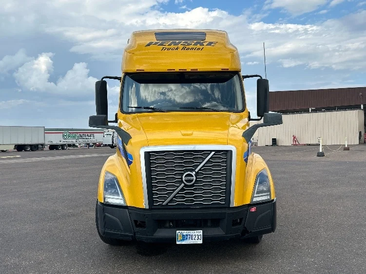 2022 Volvo VNL 760 in San Antonio, TX — photo 2