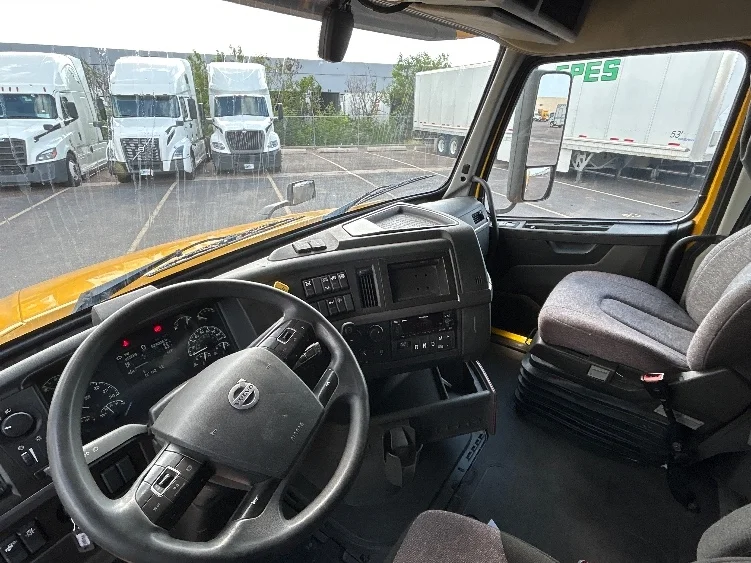 2022 Volvo VNL 760 in San Antonio, TX — photo 10