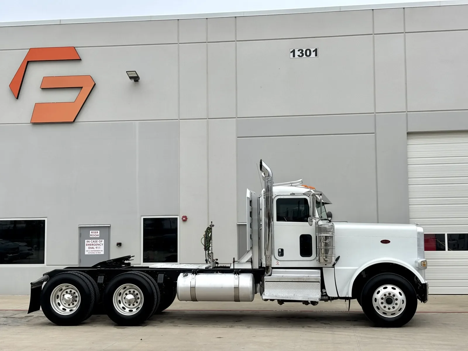 2021 Peterbilt 389 in Hutchins, TX — photo 3
