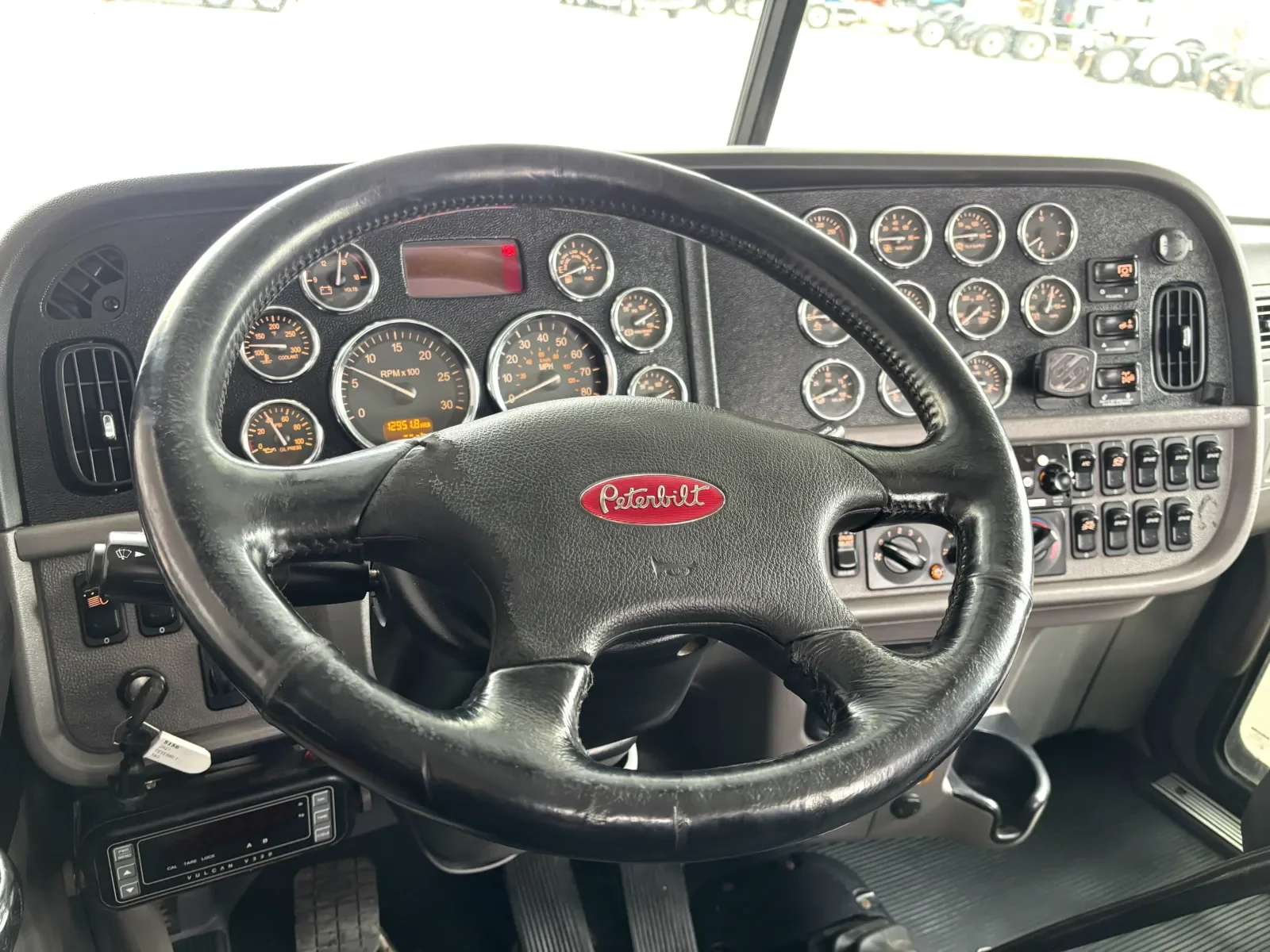 2021 Peterbilt 389 in Hutchins, TX — photo 16