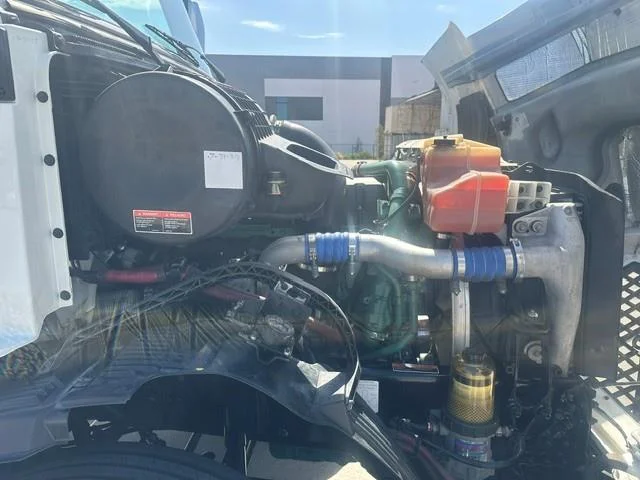 2017 Volvo VNL 300 — photo 14