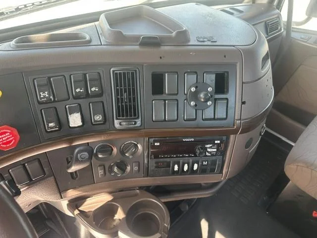 2017 Volvo VNL 300 — photo 9