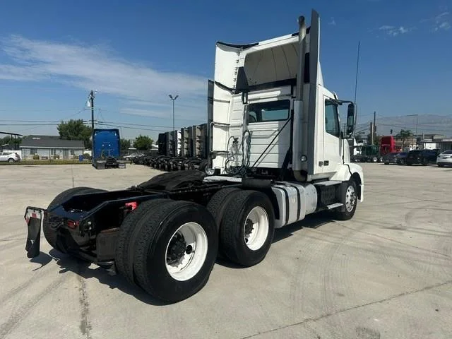 2017 Volvo VNL 300 — photo 12