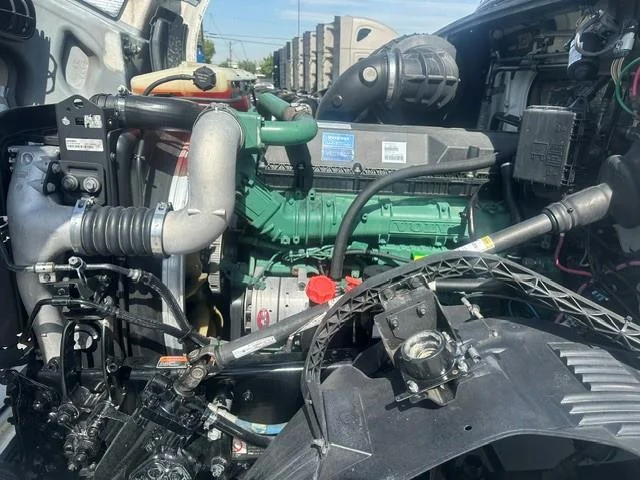 2017 Volvo VNL 300 — photo 16