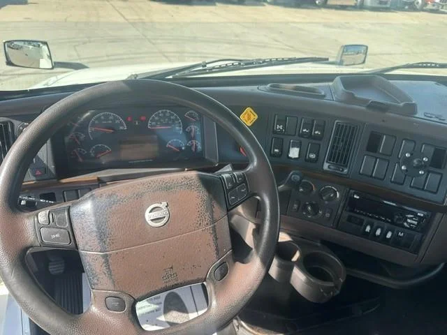 2017 Volvo VNL 300 — photo 15
