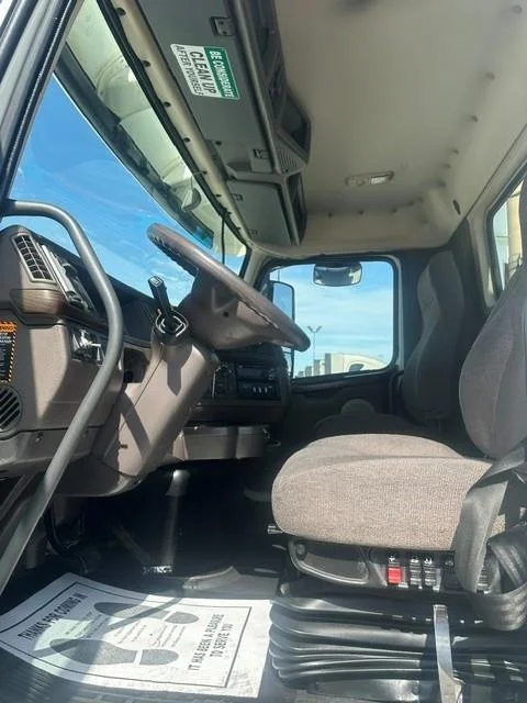 2017 Volvo VNL 300 — photo 8