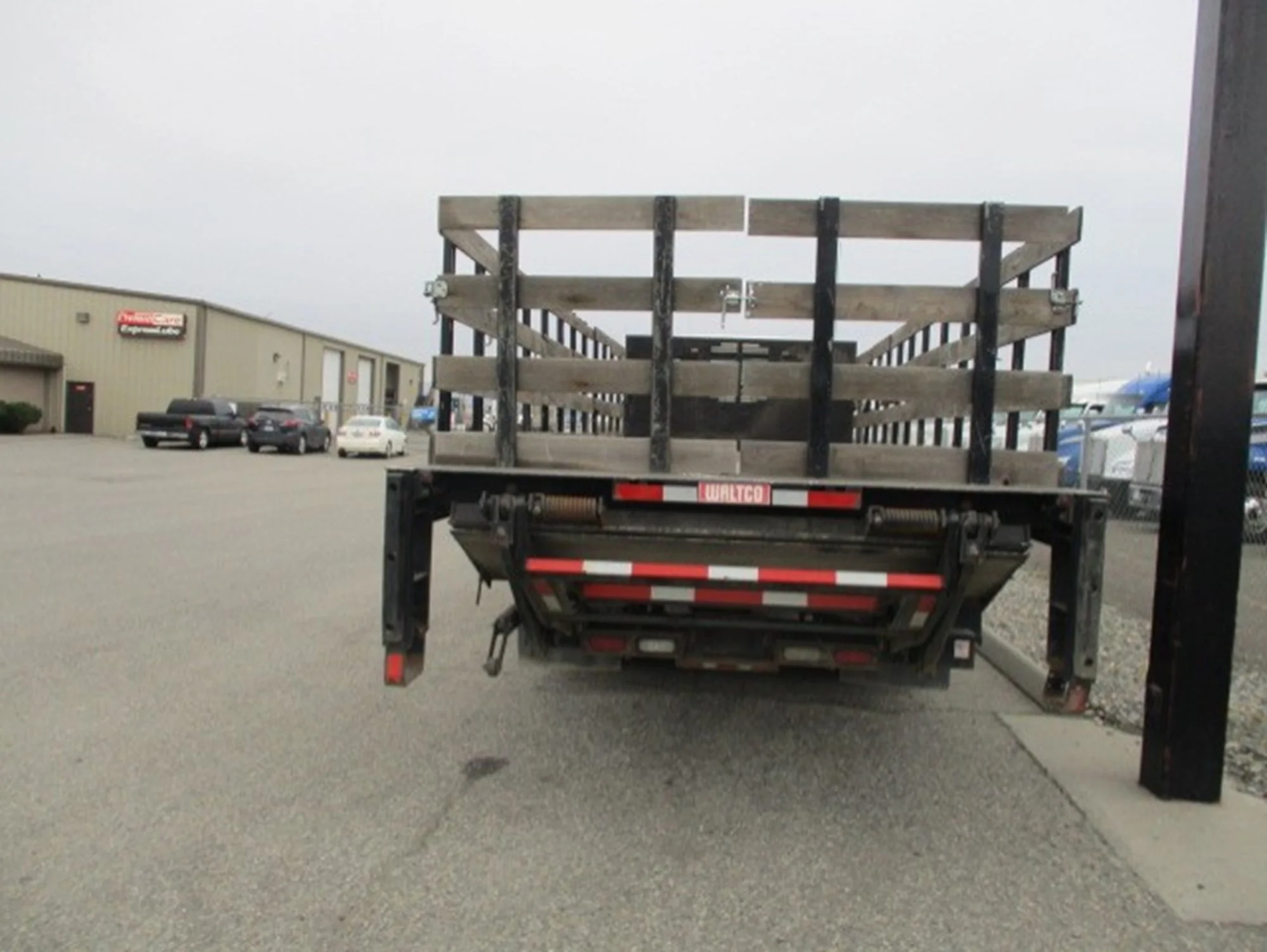 2016 Freightliner M2 106 - image 3