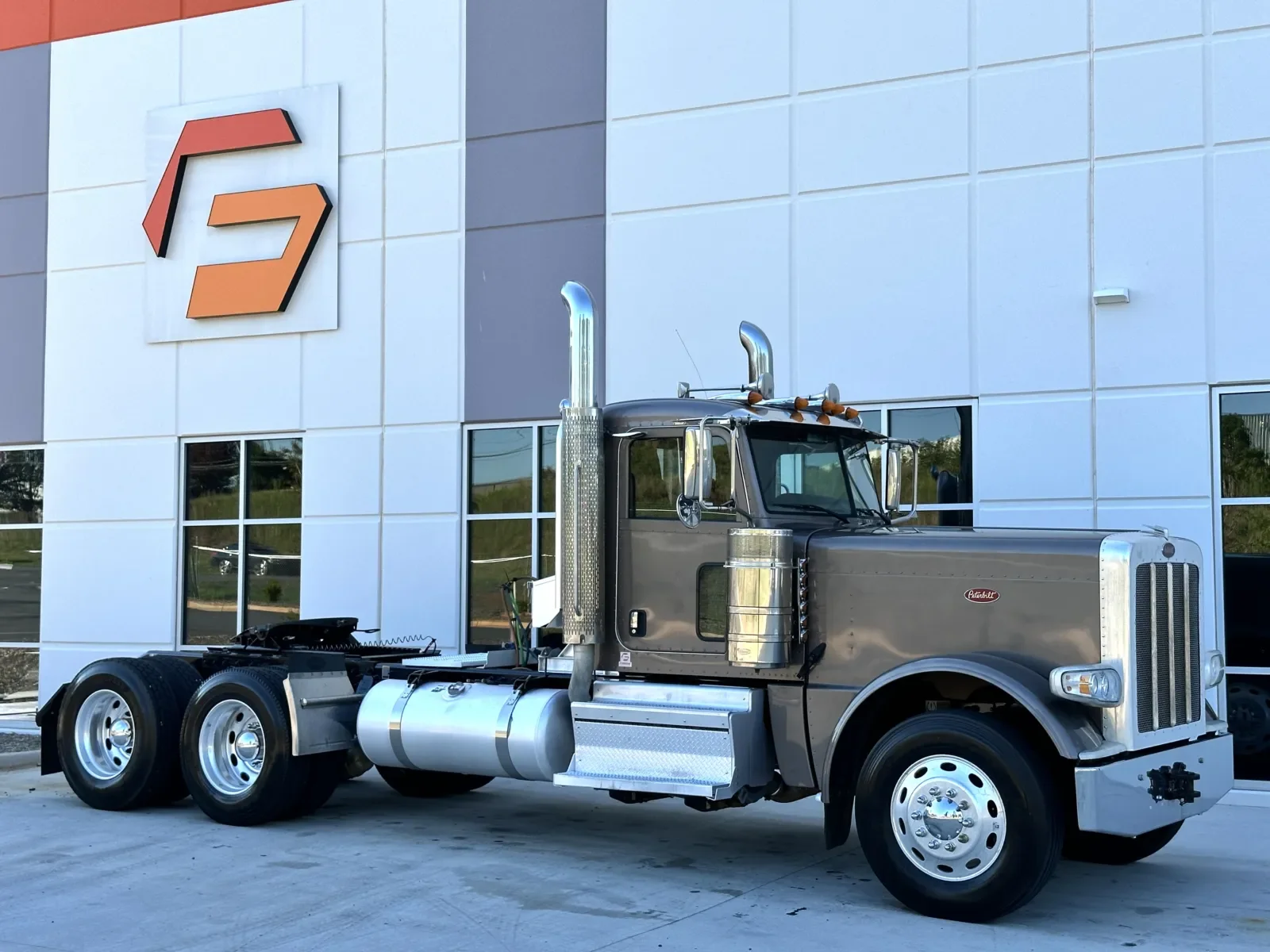 2023 Peterbilt 389