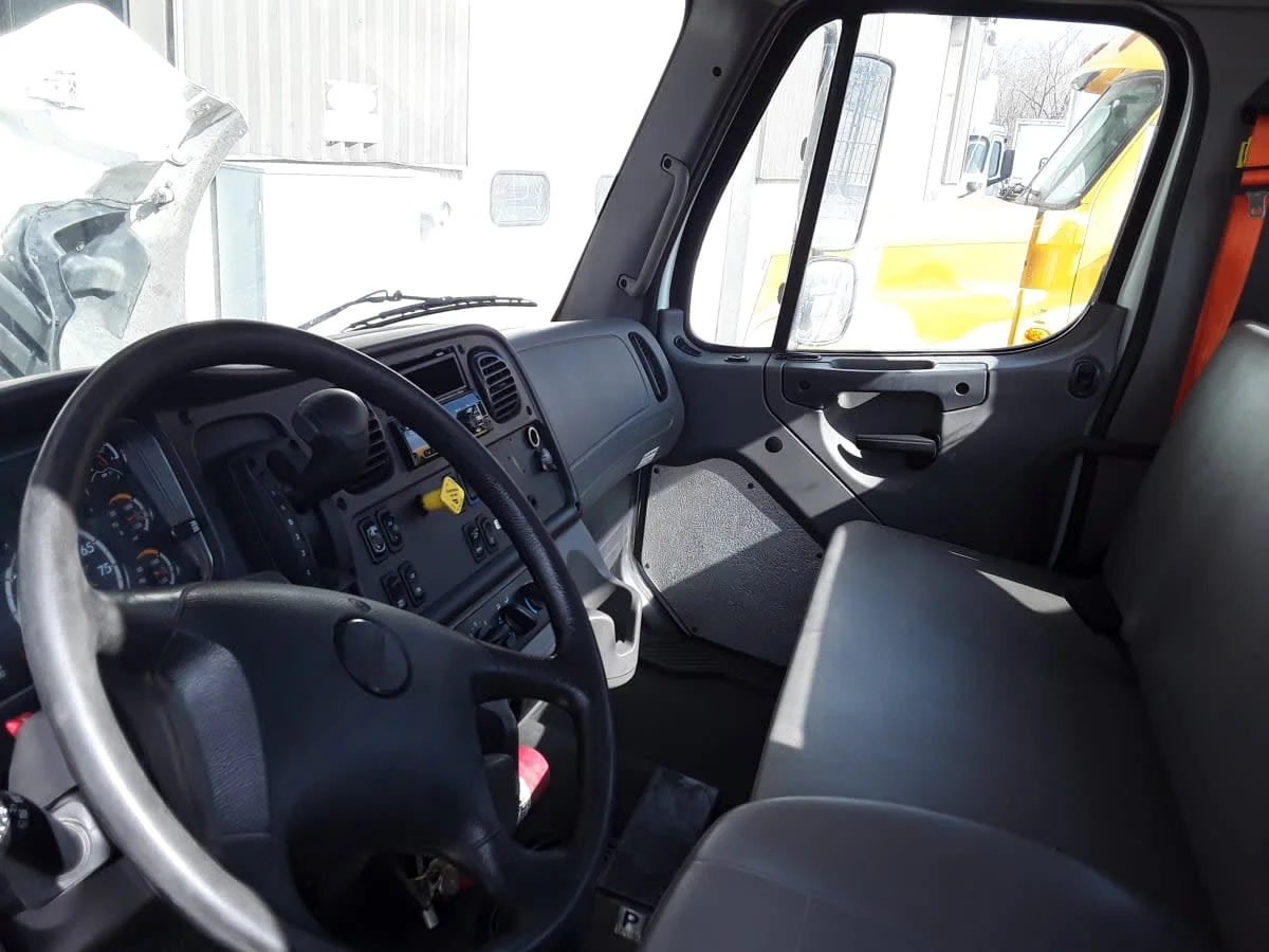 2020 Freightliner M2 106 in Kansas City, MO — photo 7