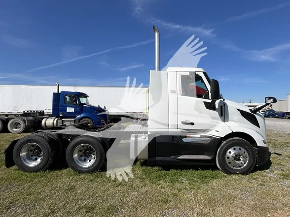 2025 Volvo VNL 300 in Saint Rose, LA — photo 5