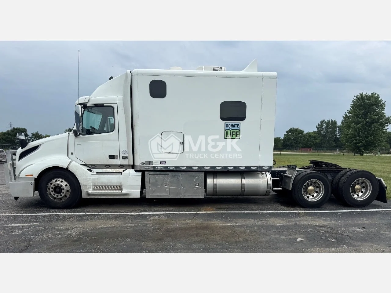 2022 Volvo VNL 300 in Waukee, IA