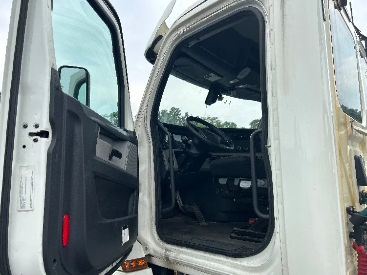 2019 Freightliner Cascadia in Mount Pleasant, PA — photo 9