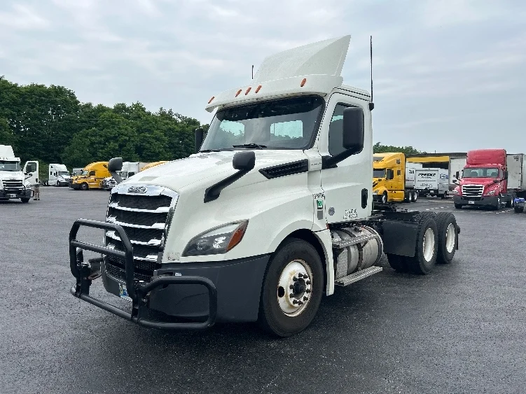 2019 Freightliner Cascadia in Mount Pleasant, PA — photo 3