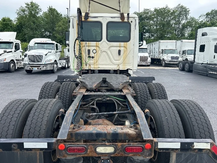 2019 Freightliner Cascadia in Mount Pleasant, PA — photo 6
